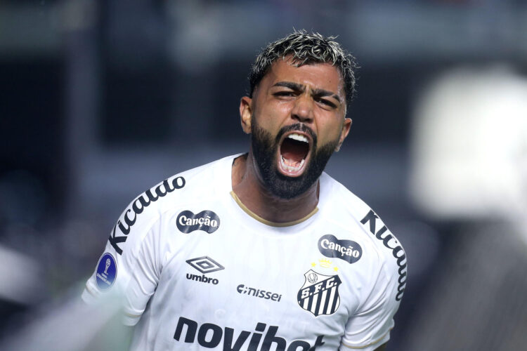 Gabriel Barbosa, celebra un gol del Santos en el partido de la Copa Sudamericana ante Universidad Central en el estadio Urbano Caldeira en Santos (Brasil). EFE/Guilherme Dionizio