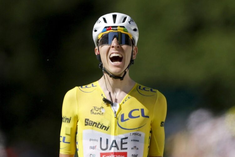 El maillot amarillo el esloveno Tadej Pogacar, del equipo UAE Team Emirates XRG, en la décima etapa con final en Le Lioran Francia. EFE/EPA/GUILLAUME HORCAJUELO