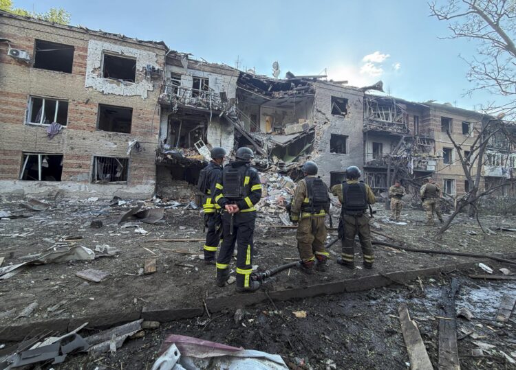 Los equipos de rescate ucranianos trabajan en el lugar donde impactó una bomba rusa contra una zona residencial de Zaporiyia, en Ucrania, el 15 de julio de 2026. EFE/EPA/DARYNA NAUMOVA