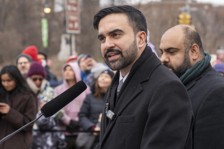 Fotografía de archivo en la que se captó al alcalde de Nueva York, Zohran Mamdani (c), durante un acto público, en Manhattan (NY, EE.UU.). EFE/Ángel Colmenares
