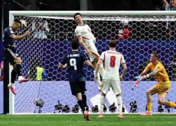 1-2. Argentina remonta, frustra a Inglaterra y se cita con España en la final
