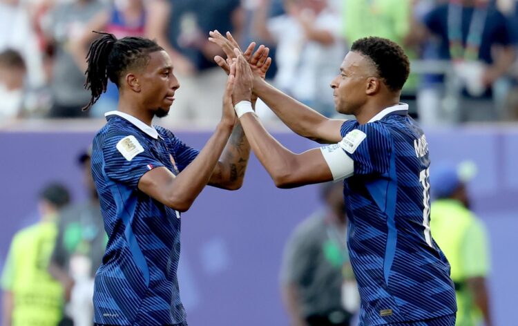 Los futbolistas Kylian Mbappé (d) y Michael Olise (i), de Francia, celebran el triunfo de su selección sobre la de Paraguay en el partido disputado el pasado 3 de julio, correspondiente al Mundial de Estados Unidos, México y Canadá. EFE/SARAH YENESEL