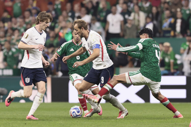Edson Álvarez (d) de México disputa el balón con Harry Kane (c) de Inglaterra este domingo, en un partido de los octavos de final del Mundial de la FIFA 2026 entre México e Inglaterra en el estadio Azteca en la Ciudad de México (México). EFE/ José Méndez