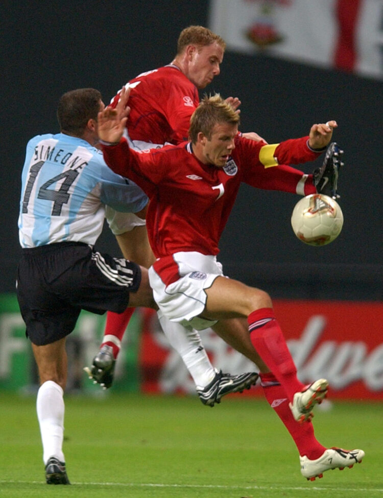 Foto de archivo del argentino Diego Simeone que disputa el balón con los ingleses Nicky Butt (c) y David Beckham, durante el partido en el Sapporo Dome, en el grupo F del Mundial de Corea-Japón 2002. Inglaterra ganó a Argentina 1-0 con gol de penalti de Beckham. EFE/LAVANDEIRA JR/re(MUNDIAL 2002/WORLD CUP 2002)