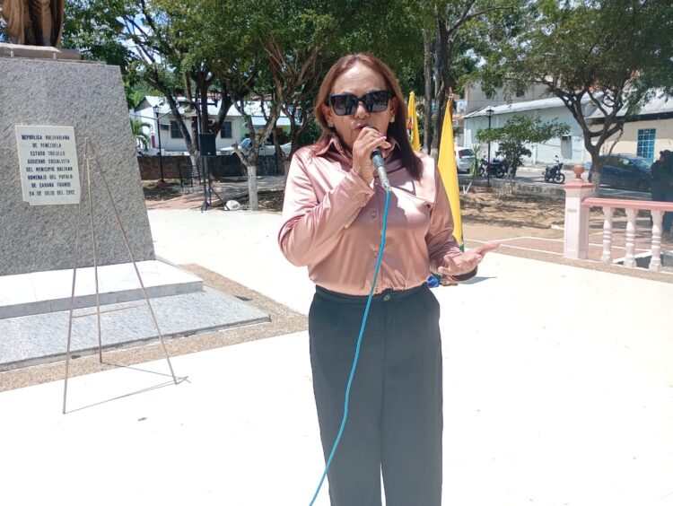 Alcaldesa María Auxiliadora Núñez interviniendo en la plaza Bolívar de Sabana Grande.