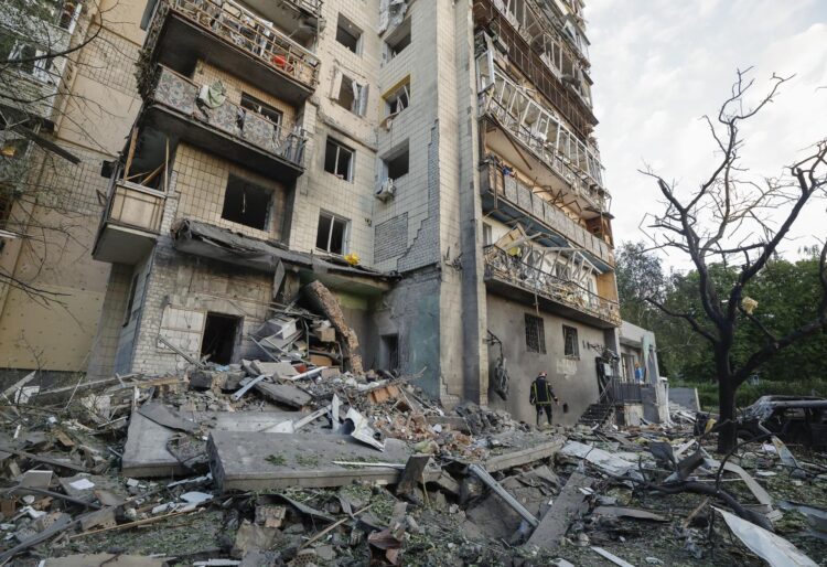 Edificio de Kiev dañado tras el ataque ruso en la madrugada del 19 de julio. EFE/EPA/SERGEY DOLZHENKO