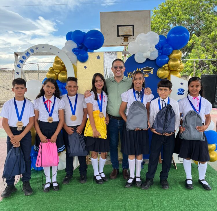 Culminación de la primaria por alumnos de la Escuela Zaragoza parte alta con el alcalde Keiver Peña.