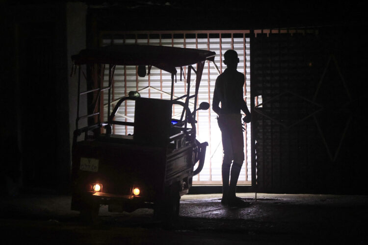 Una persona camina por una calle durante un apagón en La Habana (Cuba). EFE/ Ernesto Mastrascusa