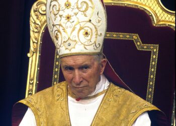Los «lefebvrianos» ordenan cuatro obispos sin permiso del papa y provocan un nuevo cisma