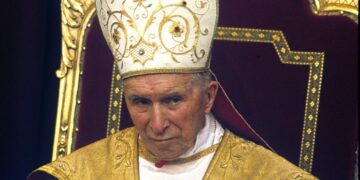 Los «lefebvrianos» ordenan cuatro obispos sin permiso del papa y provocan un nuevo cisma