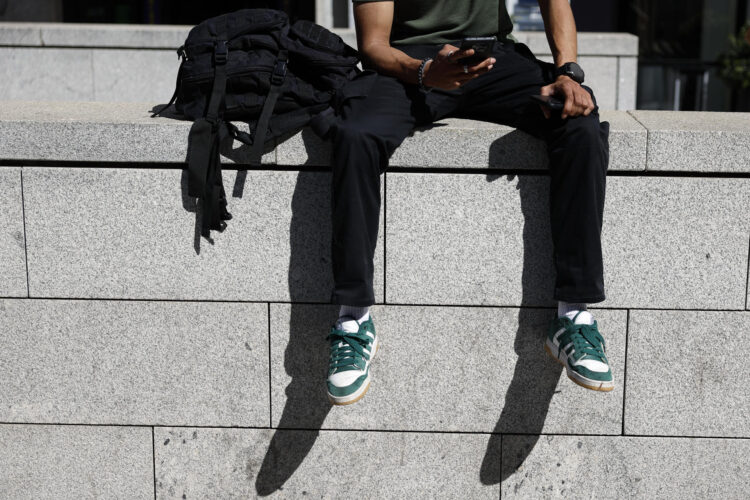 Un joven mira su teléfono móvil en una imagen de archivo. EFE/Mariscal