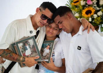 «No es nada fácil», un venezolano despide a su madre, su esposa, dos hijas y su sobrino