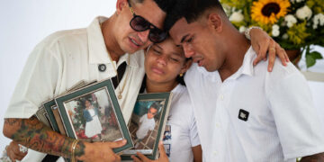 «No es nada fácil», un venezolano despide a su madre, su esposa, dos hijas y su sobrino