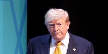 Trump dice que EEUU se convertirá en el «guardián» de Ormuz y pide una «compensación»
