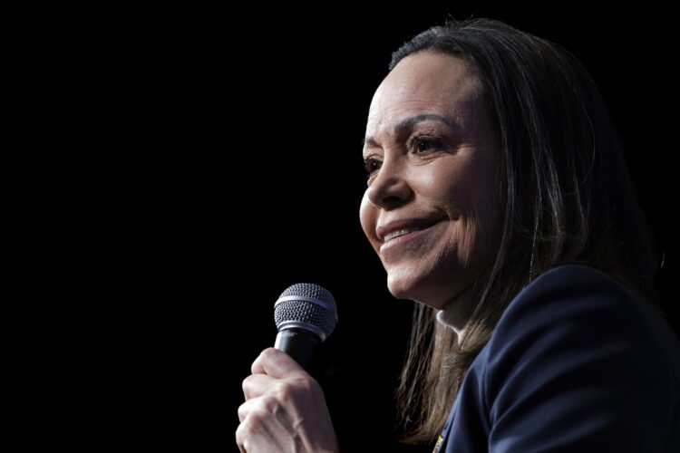 Fotografía de archivo en la que se captó a la dirigente opositora venezolana María Corina Machado, durante una conferencia, en Washington DC (EE.UU.). EFE/Will Olíver