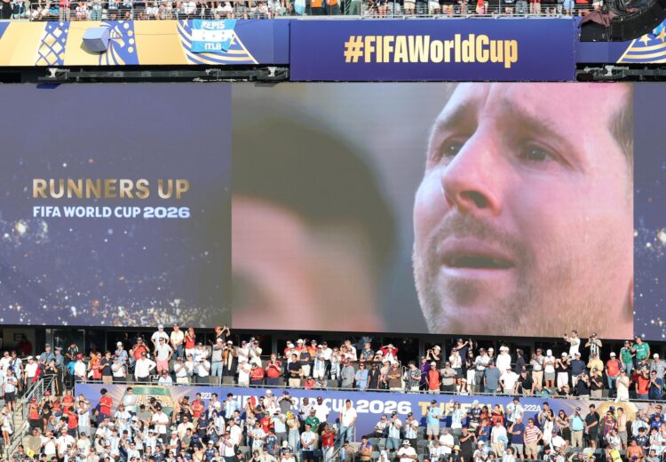 Lionel Messi de Argentina reacciona este domingo, en el partido de la final del Mundial de la FIFA 2026 entre España y Argentina en el estadio MetLife en Nueva Jersey (Estados Unidos). EFE/EPA/SARAH YENESEL