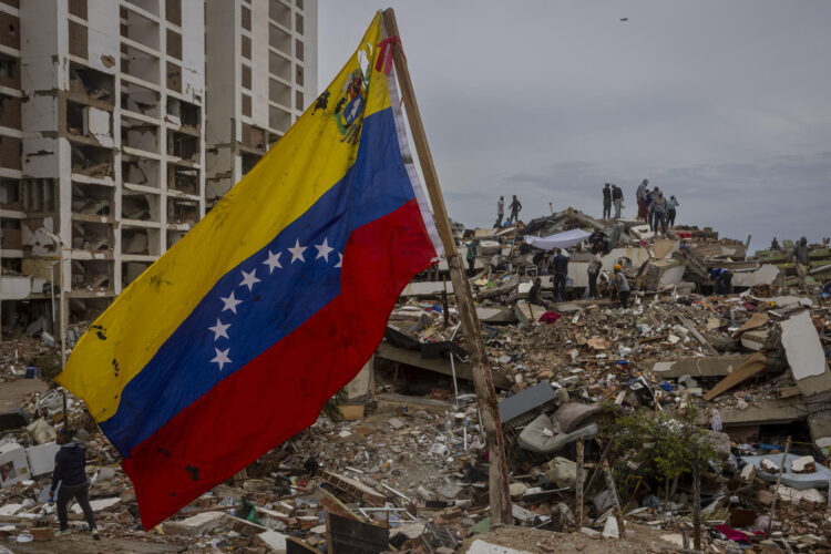 Fotografía de archivo que muestra a voluntarios y rescatistas realizando labores de búsqueda en una zona un afectada por el doble terremoto del 24 de junio. EFE/ Miguel Gutiérrez