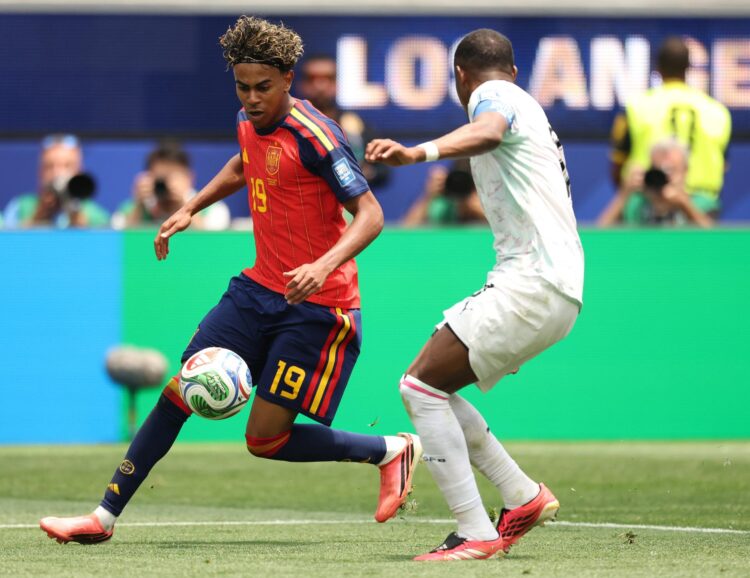 Lamine Yamal (i), de España, durante el partido ante Austria de dieciseisavos de final del Mundial 2026 en Los Angeles. EFE/EPA/CHRISTOPHER TORRES