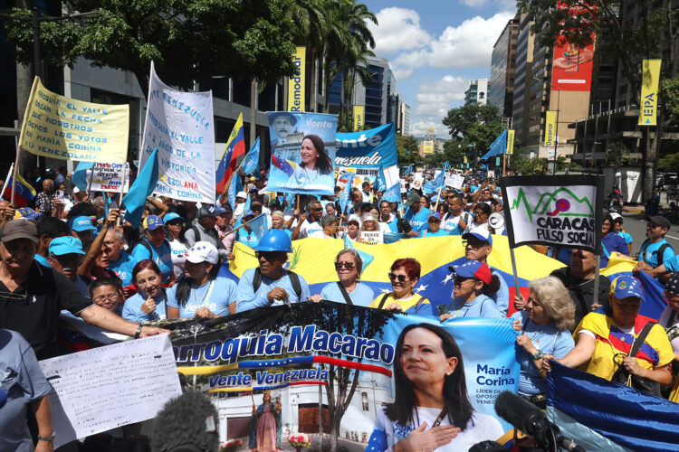 Personas sostienen carteles este martes, durante una manifestación en Caracas (Venezuela). La oposición venezolana liderada por la premio nobel de la paz María Corina Machado convocó a sus seguidores a una actividad en todo el país para, explicó, defender la libertad "con organización, presencia y liderazgo en la calle". EFE/ Miguel Gutiérrez