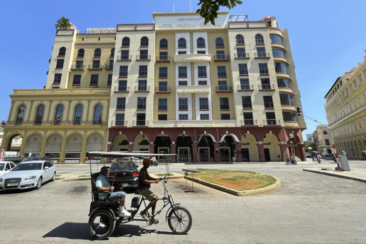 Personas transitan frente a un hotel de la cadena hotelera española Iberostar este miércoles, en La Habana (Cuba). EFE/ Ernesto Mastrascusa