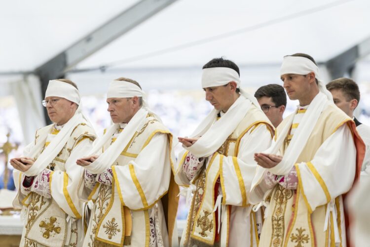 Los obispos Pascal Schreiber (Suiza), Michael Goldade (EE.UU), Michel Poinsinet de Sivry (Francia), Marc Hanappier (Francia), de izquierda a derecha, durante su ordenación por la raternidad Sacerdotal San Pío X , congregación ultratradicionalista conocida como los "lefebvrianos", sin la autorización del papa, por lo que los miembros de la congregación serán excomulgados en un nuevo cisma en el seno de la Iglesia Católica. EFE/CYRIL ZINGARO