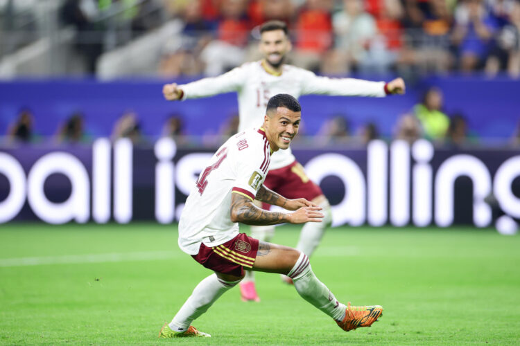 Pedro Porro de España celebra un gol este martes, en el partido de semifinales del Mundial de la FIFA 2026 entre Francia y España en el estadio AT&T en Arlington (Estados Unidos). EFE/ Carlos Ramírez