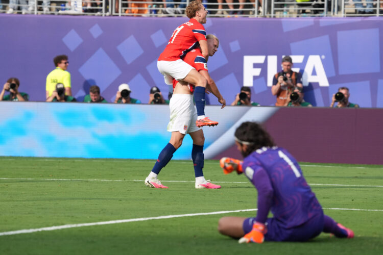 Erling Haaland (c-abajo) y Andreas Schjelderup, de Noruega, celebran un gol ante Brasil en el estadio MetLife en Nueva Jersey (Estados Unidos). EFE/Ángel Colmenares