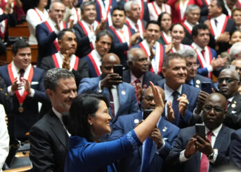 Keiko Fujimori anuncia un aumento del 15 % del salario mínimo hasta los 382 dólares