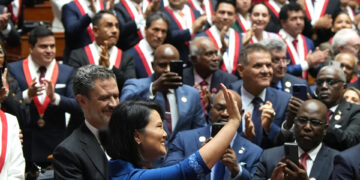 Keiko Fujimori anuncia un aumento del 15 % del salario mínimo hasta los 382 dólares