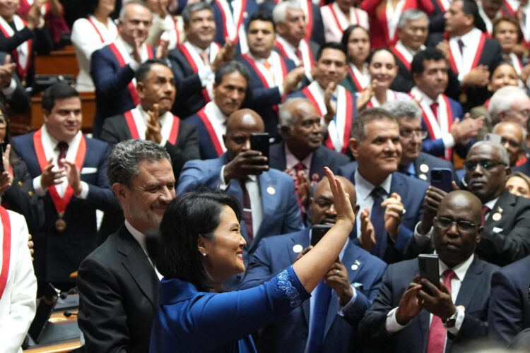La derechista Keiko Fujimori saluda tras posesionarse como presidenta de Perú para el quinquenio 2026-2031 este martes, en Lima (Perú). Fujimori afirmó que recibe un país "marcado por el abandono" y "un Estado debilitado por la improvisación", con una ineficiencia estatal estimada en 40.000 millones de soles (11.750 millones de dólares) al año. EFE/Guadalupe Pardo POOL