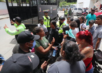 Tensión y protestas en La Guaira entre los desalojados por el terremoto de Venezuela