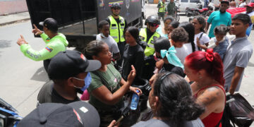 Tensión y protestas en La Guaira entre los desalojados por el terremoto de Venezuela