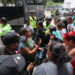 Tensión y protestas en La Guaira entre los desalojados por el terremoto de Venezuela
