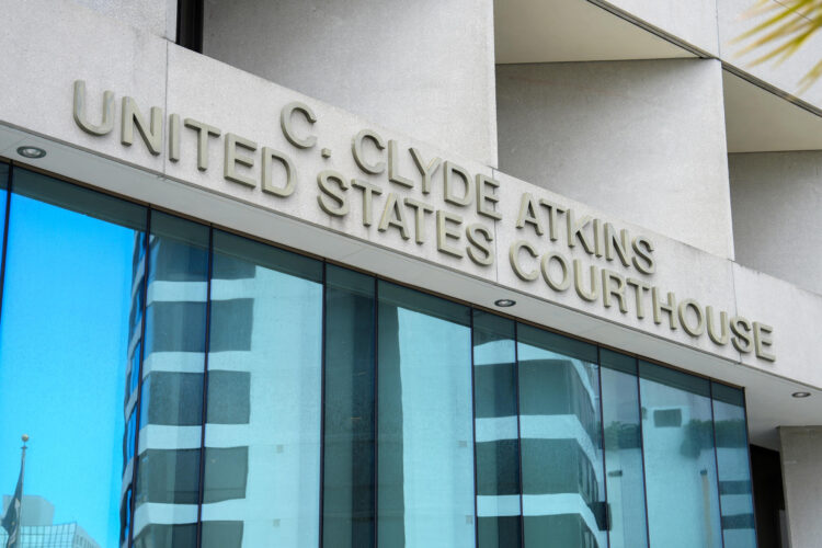 Fotografía de la fachada del edificio de Justicia C. Clyde Atkins donde se lleva a cabo el juicio del exministro venezolano y empresario colombiano Alex Saab este viernes, en Miami, Florida (EE.UU.). EFE/Alberto Boal