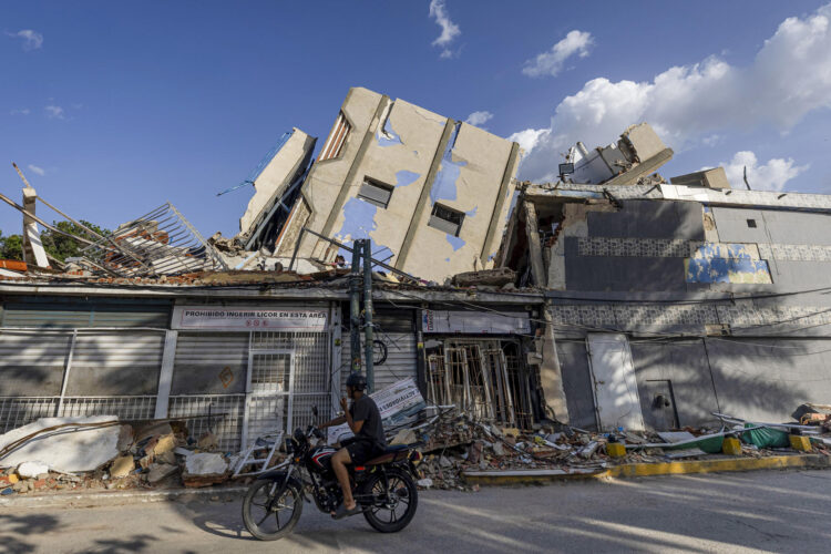 Una persona observa edificios destruidos por terremotos en Catia La Mar (Venezuela). EFE/ Miguel Gutiérrez