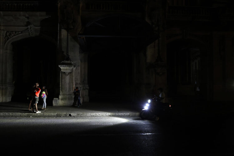 Fotografía de archivo de personas transitan por una calle durante un apagón La Habana (Cuba). EFE/ Ernesto Mastrascusa