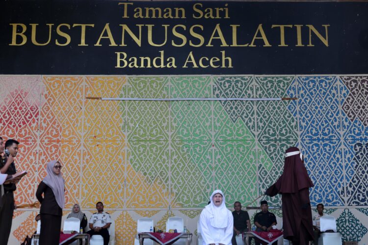 Una indonesia condenada a castigos corporales por un tribunal islámico de Indonesia.
EFE/EPA/HOTLI SIMANJUNTAK
