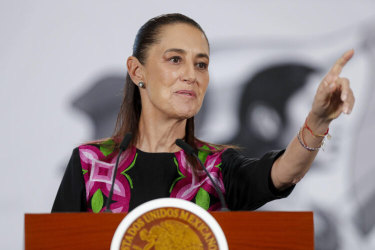 La presidenta de México, Claudia Sheinbaum, habla en una rueda de prensa este miércoles, en el Palacio Nacional de Ciudad de México (México). EFE/Isaac Esquivel