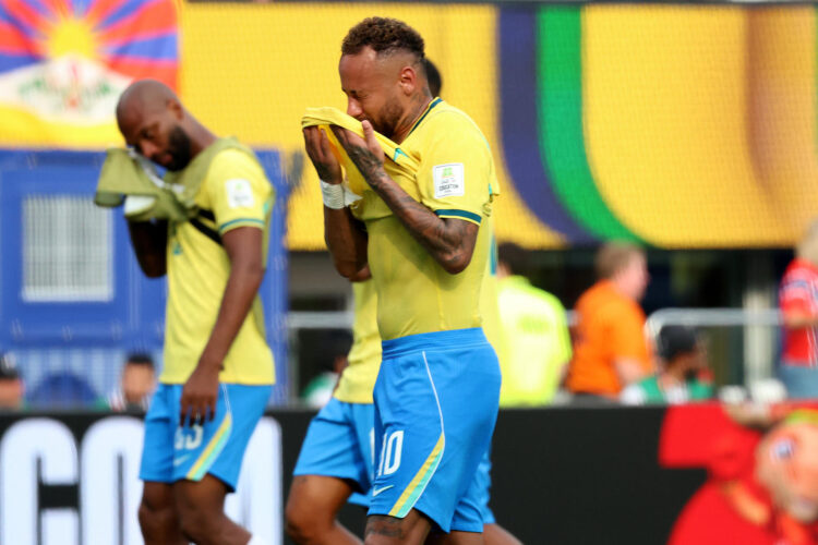El brasileño Neymar (c) llora este domingo, al final de un partido por los octavos de final del Mundial de la FIFA 2026 entre Brasil y Noruega en el estadio MetLife en Nueva Jersey (Estados Unidos). EFE/ Octavio Guzman