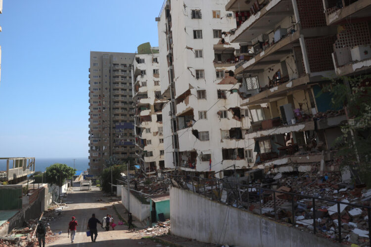 Fotografía que muestra edificios afectados por el doble terremoto de magnitudes 7,2 y 7,5, este 1 de julio de 2026, en La Guaira (Venezuela). EFE/ Miguel Gutiérrez
