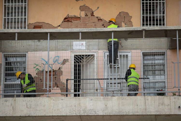 Personas trabajan este jueves en un edificio afectado por el doble terremoto en Caracas (Venezuela). EFE/ Ronald Peña R