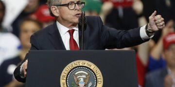 El gobernador republicano de Ohio se desmarca de Trump en su plan de deportar haitianos