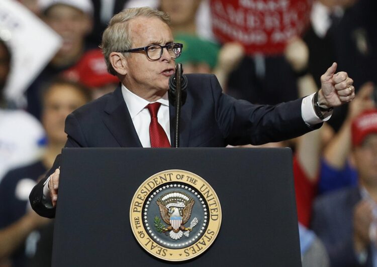 Fotografía de archivo en la que se captó al gobernador del estado de Ohio, Mike DeWine (c), durante un acto de campaña del presidente de EE.UU., Donald Trump, en Cleveland (Ohio, EE.UU.). EFE/David Maxwell