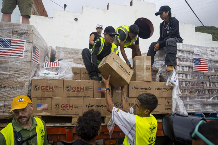 Personas reciben ayuda humanitaria este viernes en Caraballeda (Venezuela). EFE/ Miguel Gutiérrez