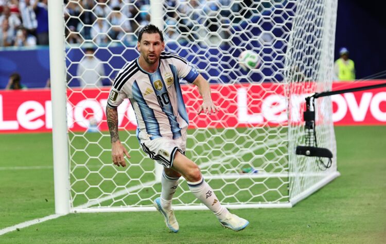 Lionel Messi, de Argentina, celebra después de marcar el primer gol durante el partido de los dieciseisavos de final del Mundial 2026 entre Argentina y Cabo Verde en Miami (EE.UU.). EFE/RONALD WITTEK