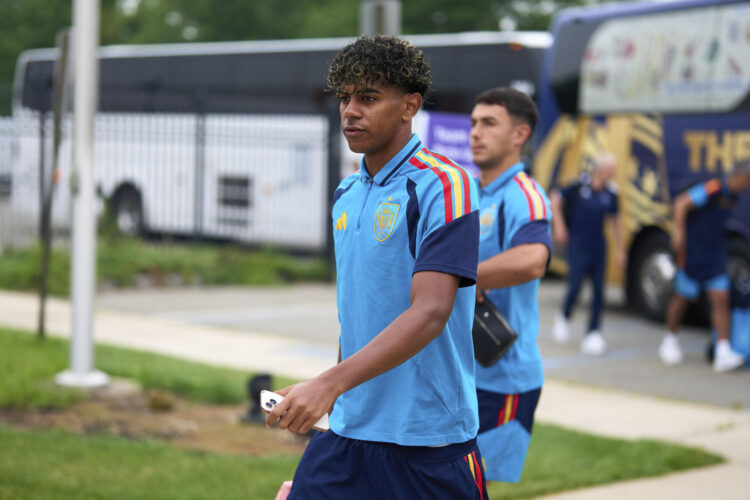 El jugador de la selección española, Lamine Yamal, a su llegada al entrenamiento que el combinado español ha realizado este sábado en New Jersey. EFE / Ángel Martínez / RFEF *Sólo uso editorial*