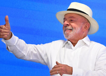 La ventaja de Lula sobre Flávio Bolsonaro aumenta a ocho puntos en último sondeo electoral