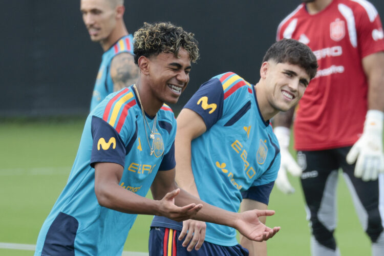 Lamine Yamal y Cubarsí, en una foto de archivo en un entrenamiento de la selección española durante el Mundial. EFE/ Lavandeira Jr