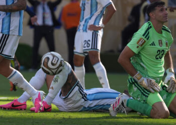 ‘Dibu’ Martínez pone en duda su continuidad en selección argentina tras derrota con España