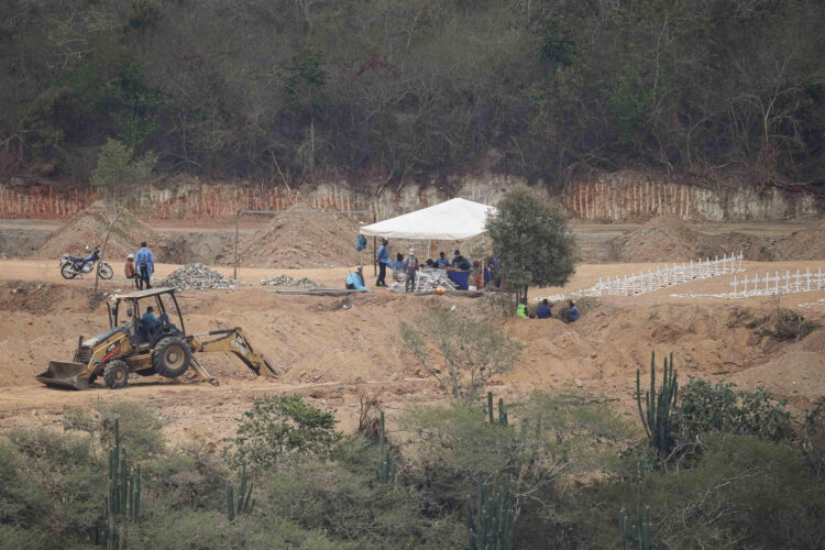 Fotografía que muestra a personas haciendo labores de excavación en el cementerio municipal La Esperanza este lunes, en Carayaca (Venezuela). EFE/ Ronald Peña R